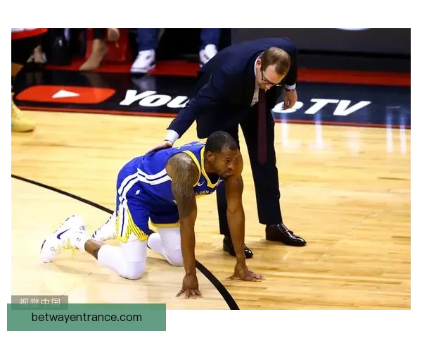 多尔特突破上篮重摔倒地受伤 已返回更衣室接受检查